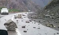لحظاتی از ریزش دلهره‌آور کوه در جاده چالوس