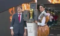 رونمایی از کاپ جام جهانی توسط ستاره بالیوود 
