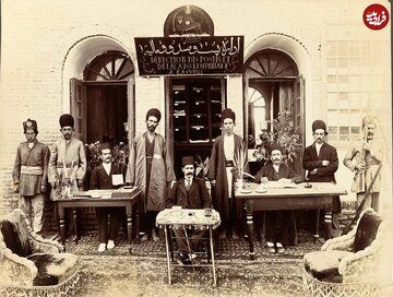 ژست جالب کارمندان ایرانی؛ ۱۰۰ سال قبل