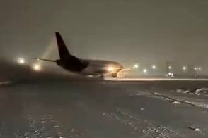 آماده‌سازی فرودگاه مشهد بعد از بارش سنگین برف