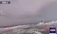 نجات یک غواص هنگام بالا آمدن از زیر آب