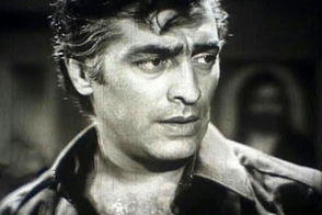 فردین در مغازه‌ فرش فروشی‌اش همراهِ پسرش و رضا صفایی‌پور