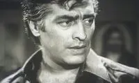 فردین در مغازه‌ فرش فروشی‌اش همراهِ پسرش و رضا صفایی‌پور