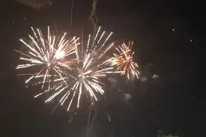 جشن و آتش‌بازی فلسطینی‌ها پس از اعلام نتایج اولیه انتخابات