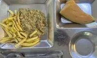 در غذای یک دانشگاه در کاشان مارمولک پیدا شد!