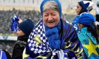 کری‌خوانی بامزه مادربزرگ استقلالی برای مجری صداوسیما