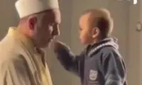 بازی یک پسربچه با امام جماعت حین نماز