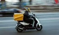 حرکت متفاوت یک پیک موتوری دل همه را برد