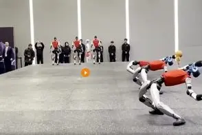 هنرنمایی ربات‌های چینی مقابل صدراعظم آلمان