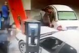 بی‌احتیاطی عجیب یک خانم در پمپ‌بنزین بهبهان!