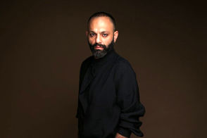 صابر ابر استایل عجیبش رو با طاووس سفید کامل کرد