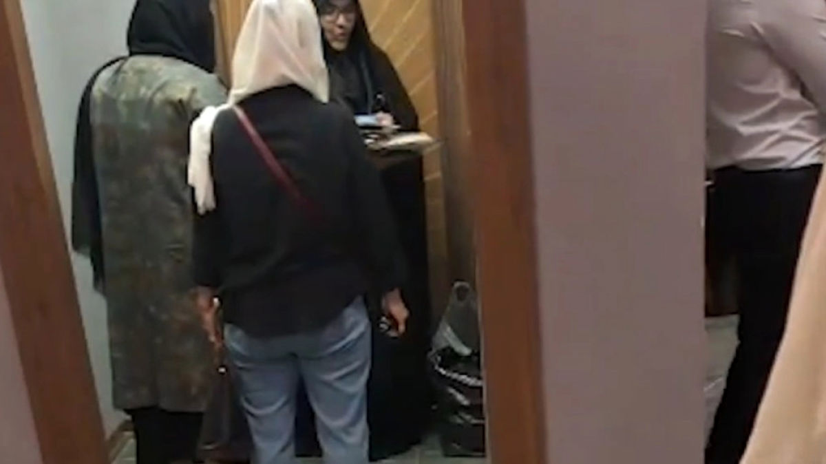 فروش شال یکبارمصرف در یک کنسرت حاشیهساز شد!