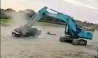 ببینید؛ حمله جنون‌آمیز بیل مکانیکی به یک خودرو