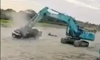 ببینید؛ حمله جنون‌آمیز بیل مکانیکی به یک خودرو