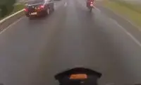 تصویری دلخراش از لحظه پرت شدن یک شی به سمت موتور