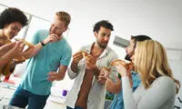۳ فایده و ضرر ایستاده غذا خوردن که باید بدانید