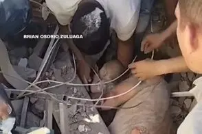 لحظه نجات معجزه‌آسای یک نوزاد از زیر آوار در کلمبیا