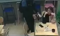 زنی با هوشیاری خود، سارق گوشی را ناکام گذاشت