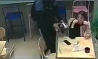 زنی با هوشیاری خود، سارق گوشی را ناکام گذاشت