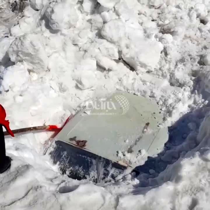  وضعیت عجیب پیکان مدفون شده در برف کوهرنگ