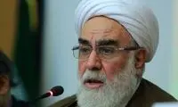 بوسه محمدی گلپایگانی بر پیشانی احمدی‌نژاد روی باند فرودگاه!