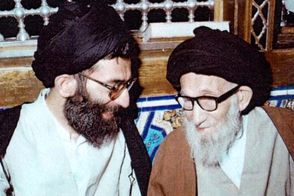 تصویر رهبر انقلاب در کنار مادرشان در دهه 60