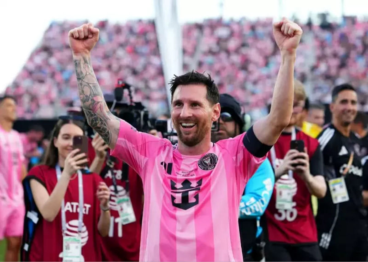 تاریخ‌سازی دار و دسته مسی؛ لحظه بالا بردن جام قهرمانی آمریکا