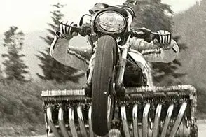 تک چرخ با موتور سیکلت 12 سیلندر هوندا 