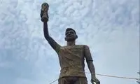 نگهداری عجیب از مجسمه مسی در هند!