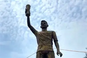 نگهداری عجیب از مجسمه مسی در هند!