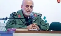 چهره خندان رهبر انقلاب در لحظه اعطای نشان به سردار عزیز جعفری