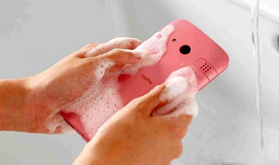 این گوشی را می‌توانید با آب و صابون بشویید!