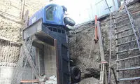 کامیونت مصالح به زمین گودبرداری سقوط کرد