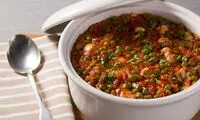 تهیه «خورش نخودفرنگی»، در مطبخ و روی اجاق گاز