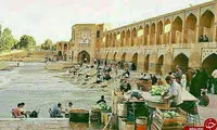 عکس قدیمی از دستفروش‌های حاشیه زاینده‌رود
