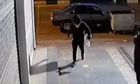 ویدئویی از سرقت موبایل با اسلحه در روز روشن!