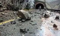 ریزش کوه این محور شمالی را مسدود کرد 