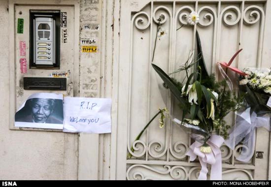 عکس: گل های ایرانیان برای درگذشت ماندلا