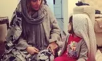 مهناز افشار و دخترش در حال نماز و دعا