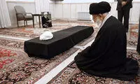 عکس دیده نشده از رهبری کنار پیکر آیت‌الله