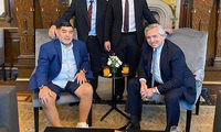 لباس عجیب مارادونا در ملاقات با رئیس‌جمهور