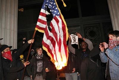 آمریکایی‌ها پرچم خود را آتش زدند+عکس