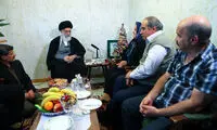 عکس: رهبر انقلاب در منزل شهید آشوری