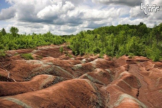تپه‌های قرمز دیدنی با رگه های سبز در کانادا