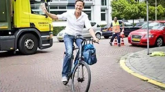 نخست‌وزیری که با دوچرخه سر کار می‌رود