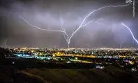 لحظه شگفت‌انگیز برخورد صاعقه با برج میلاد