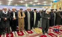 اقتدای رئیسی به علمای اهل سنت در اقامه‌ی نماز