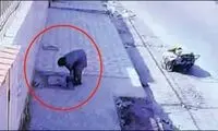 لحظه سرقت دریچه سنگین فاضلاب توسط یک زن!