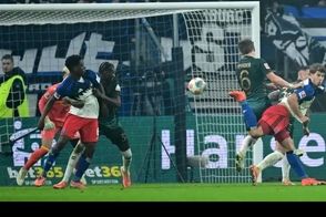 گل عقربی تماشایی در میان بهت بازیکنان!