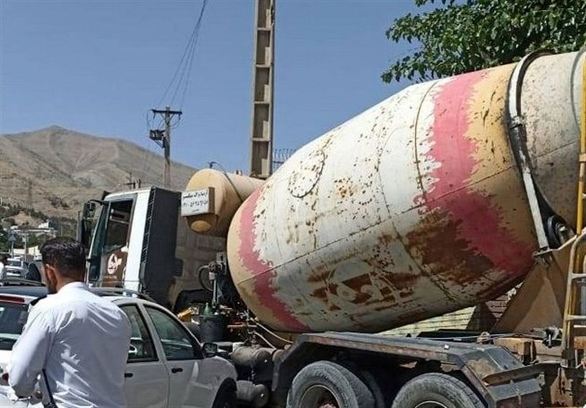   برخورد میکسر بتن با ۳ خودرو و یک ساختمان در سعادت‌آباد 